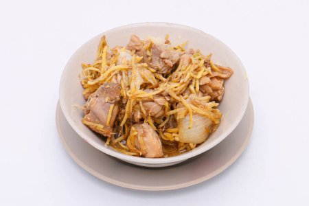 Téléchargez les photos : Poulet frit au gingembre dans un plat blanc sur fond blanc isolé. De la nourriture thaïlandaise. Vue du dessus. - en image libre de droit