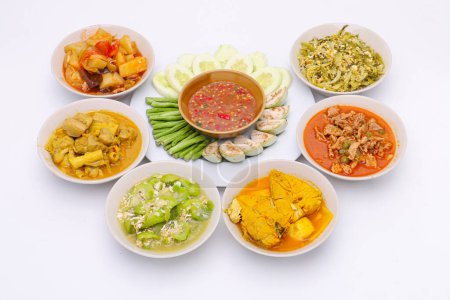Téléchargez les photos : Ensemble de assiettes de groupe avec de la nourriture thaïlandaise sur fond blanc. Vue du dessus. - en image libre de droit