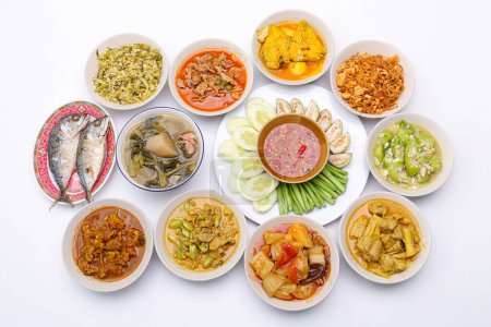 Téléchargez les photos : Ensemble de assiettes de groupe avec de la nourriture thaïlandaise sur fond blanc. Vue du dessus. - en image libre de droit