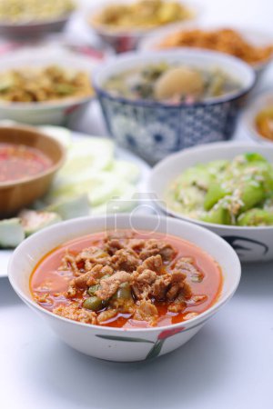 Téléchargez les photos : Panaeng Curry au porc. Tranché M en pâte de curry rouge et lait de coco dans un bol sur l'ensemble des assiettes de groupe nourriture thaïlandaise. Vue de dessus. Vue verticale. - en image libre de droit