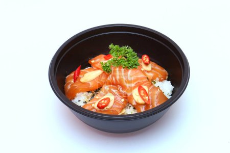 Téléchargez les photos : Shoyu mariné au saumon ou sauce soja saumurée au saumon et riz dans un bol. Style coréen. sur fond blanc. - en image libre de droit