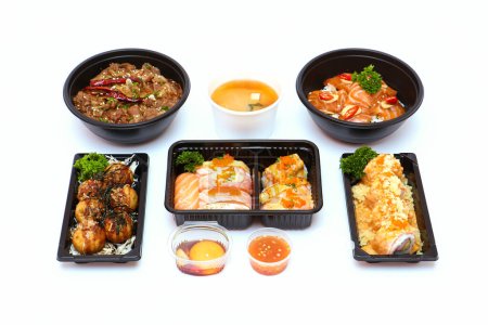 Téléchargez les photos : Ensemble de nourriture japonaise, riz de porc, cornichon de saumon, rouleaux de sushi de saumon, et takoyaki ou boules de calmar sur fond blanc. - en image libre de droit
