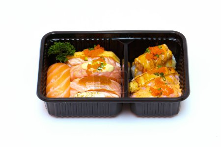Téléchargez les photos : Différents types de sushis de saumon dans un plateau en plastique sur fond blanc - en image libre de droit
