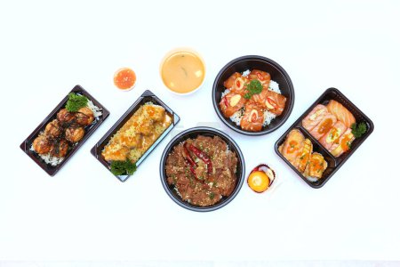 Téléchargez les photos : Ensemble de nourriture japonaise, riz de porc, cornichon de saumon, rouleaux de sushi de saumon, et takoyaki ou boules de calmar sur fond blanc. - en image libre de droit