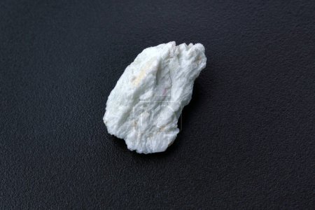 Foto de Mineral de cristal de albita, fondo negro de cerca. Lepidolita - Imagen libre de derechos