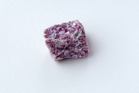 Foto de Lepidolita de piedra mineral. Tiro macro de piedras preciosas naturales. El mineral crudo, fondo blanco - Imagen libre de derechos