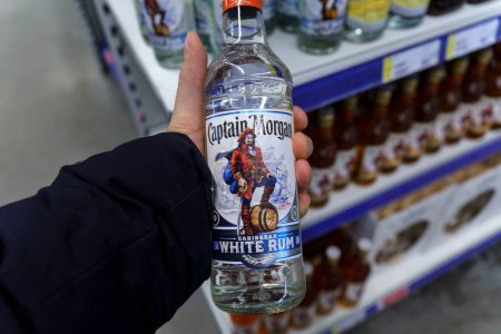 Foto de Tyumen, Rusia-17 de marzo de 2023: Botella original para bebida de ron blanco Captain Morgan. - Imagen libre de derechos