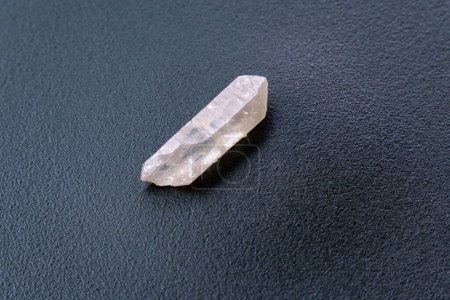 Minéral naturel de la collection géologique pierre de cristal de roche de quartz clair brut, fond noir