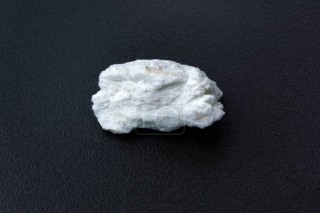 Foto de Mineral de cristal de albita, fondo negro de cerca. Lepidolita - Imagen libre de derechos