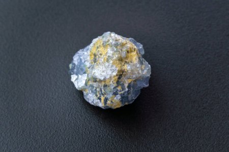 Téléchargez les photos : Blue Crystal Mineral Stone. Abstract technological. The mineral Celestine, black backround - en image libre de droit