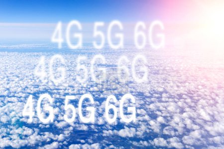 Foto de Telecomunicaciones mundiales de velocidad 4G 5G 6G. Símbolo de tecnología sobre fondo azul cielo. - Imagen libre de derechos