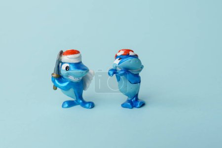 Foto de Tyumen, Rusia-15 de febrero de 2023: Kinder surprise toy sharks. Colección de juguetes sorpresa más amables. - Imagen libre de derechos