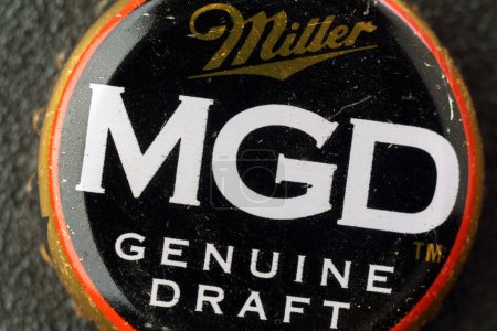 Téléchargez les photos : Tyumen, Russie-février 15, 2023 : Bouchon rétro logo MGD sur bouteille fermer. Miller Genuine Draft est la bière pression originale, un produit du Miller. - en image libre de droit