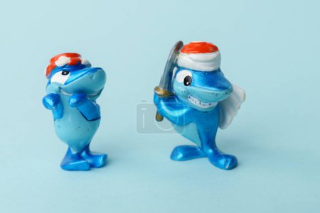 Foto de Tyumen, Rusia-15 de febrero de 2023: Kinder surprise toy sharks. Colección de juguetes sorpresa más amables. - Imagen libre de derechos
