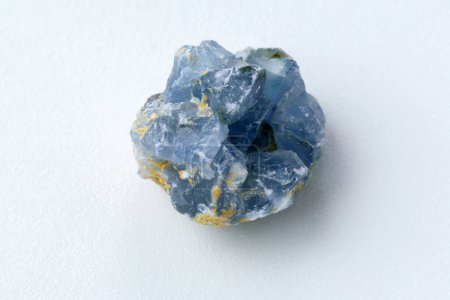 Téléchargez les photos : Pierre minérale en cristal bleu. Technologie abstraite. Le minéral Célestin - en image libre de droit