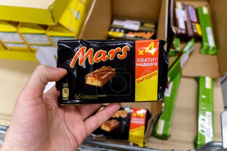 Foto de Tyumen, Rusia-05 de mayo de 2023: Mars candy, chocolate bar manufactured by Mars, Incorporated - Imagen libre de derechos