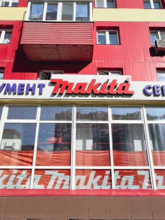 Foto de Tyumen, Rusia-14 de junio de 2023: Logo de makita. Makita es una corporación japonesa, fabricante de herramientas eléctricas. Foto vertical - Imagen libre de derechos