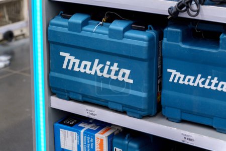 Foto de Tyumen, Rusia-05 de mayo de 2023: Makita brand store showcase interior equipment. Juego de herramientas de construcción - Imagen libre de derechos