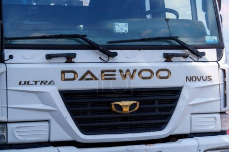 Téléchargez les photos : Tyumen, Russie-09 août 2023 : Panneau frontal et logo de Daewoo ultra Novus. - en image libre de droit