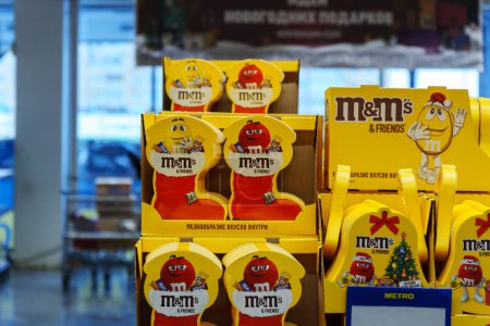 Foto de Tyumen, Rusia-04 de noviembre de 2023: M y Ms, una de las marcas de chocolate más famosas. Los regalos para un nuevo año - Imagen libre de derechos
