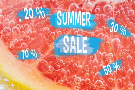Foto de Acogedoras vibraciones de verano con un anuncio de venta estacional vibrante con cítricos frescos - Imagen libre de derechos