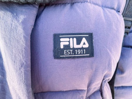 Foto de Primer plano del logotipo de Fila en la prenda púrpura, enfoque selectivo - Imagen libre de derechos