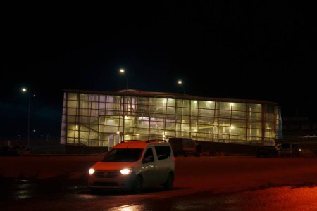 Foto de Ventanas que brillan Iluminado Edificio Multi-Ventanas por la noche. Cruzando la autopista del automóvil - Imagen libre de derechos