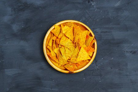 Foto de El tazón está lleno de chips de tortilla crujientes, creando un aperitivo sabroso listo para disfrutar. - Imagen libre de derechos