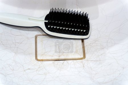 Une touffe de cheveux du drain de douche. Concept de nettoyage ou de perte de cheveux.