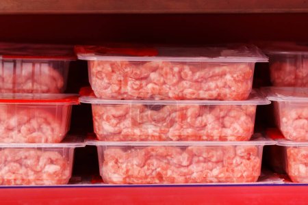 Kunststoffbehälter, gefüllt mit verschiedenen Fleischstücken, bereit für die Verarbeitung oder Verteilung in der Lebensmittelindustrie.