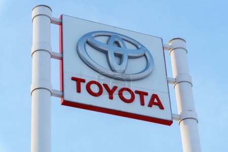 Téléchargez les photos : Tyumen, Russie-02 mars 2024 : Panneau du logo de la marque Toyota bien en évidence sur le côté d'un bâtiment commercial dans une ville. - en image libre de droit