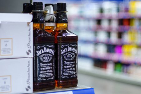 Téléchargez les photos : Tyumen, Russie-mars 02, 2024 : Jack Daniels Whiskey Bottles on Retail Display - en image libre de droit