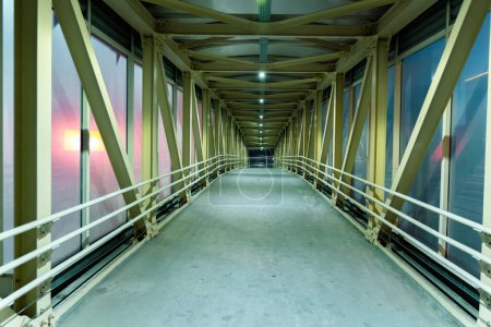Beleuchteter Korridor durch die moderne Fußgängerpassage in der Dämmerung