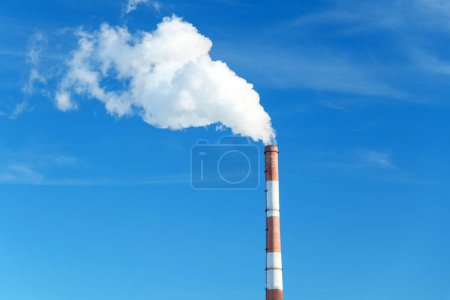 La chimenea emite espeso creando una imagen visual llamativa de la contaminación industrial.