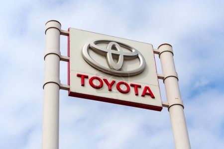 Téléchargez les photos : Tyumen, Russie-02 mars 2024 : Panneau du logo de la marque Toyota bien en évidence sur le côté d'un bâtiment commercial dans une ville. - en image libre de droit