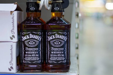 Téléchargez les photos : Tyumen, Russie-Mars 02, 2024 : Bouteilles de Jack Daniels Tennessee Whiskey sont mis en évidence sur une étagère de vente au détail. - en image libre de droit