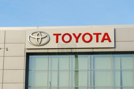 Téléchargez les photos : Tyumen, Russie-Mars 02, 2024 : Toyota logo signe contre le ciel bleu. Concentration sélective - en image libre de droit