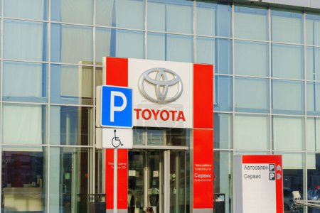 Téléchargez les photos : Tyumen, Russie-02 mars 2024 : Toyota signe bien en vue contre un ciel bleu clair, mettant en valeur le logo emblématique de la marque - en image libre de droit