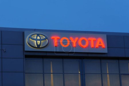 Téléchargez les photos : Tyumen, Russie-18 mars 2024 : Toyota signe bien en vue contre un ciel bleu clair, mettant en valeur le logo emblématique de la marque - en image libre de droit