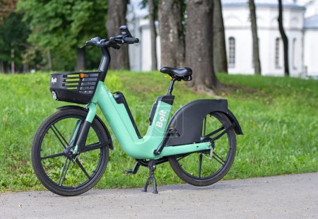 Foto de KAUNAS - JULY 07: Bolt bicycle parked in Kaunas on July 07. 2022 in Lithuania. Bolt is an Estonian mobility company offers vehicle for hire, micromobility, car-sharing, and food delivery services - Imagen libre de derechos