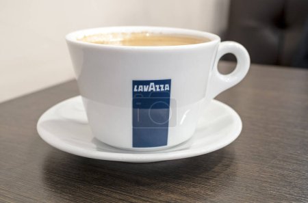 Téléchargez les photos : BERLIN - 23 FÉVRIER : Gros plan d'une tasse à café avec logo Lavazza sur une table en bois à Berlin le 23 février. 2022 en Allemagne - en image libre de droit