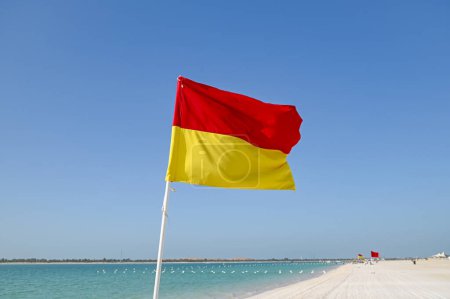 Foto de Bandera salvavidas roja y amarilla - Imagen libre de derechos