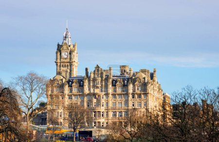 Téléchargez les photos : EDINBURGH - DEC 29 : Façade du Balmoral Hotel ex North British Hotel à Edimbourg le 29 décembre. 2023 en Écosse - en image libre de droit