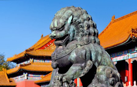 Foto de Antigua estatua de bronce de León en la Ciudad Prohibida de Beijing - Imagen libre de derechos