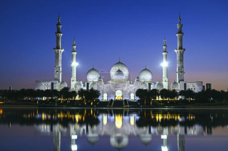 Erstaunlicher Blick auf die Scheich-Zayed-Moschee in der Nacht mit Hintergrundbeleuchtung in Abu Dhabi