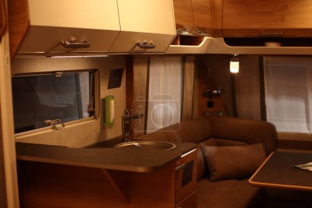 Diseño interior de una sala de estar en una autocaravana sobre ruedas. Caravana, caravana. Casa móvil. Muebles