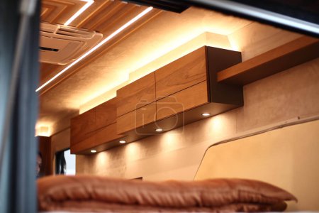 Diseño interior de una sala de estar en una caravana sobre ruedas. Mesa en caravana, autocaravana. Casa móvil. Muebles