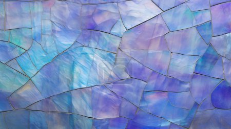 Foto de Pared de mosaico púrpura, azul y verde, piezas de vidrio roto, líneas finas, curvas delicadas - Imagen libre de derechos