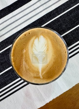 Foto de Latte o café diseño de arte de una flor en la crema de un café disparado desde arriba - Imagen libre de derechos