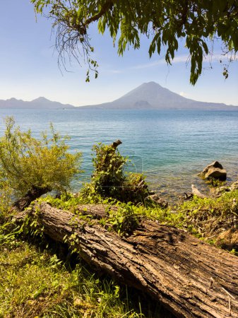 Téléchargez les photos : Vue vers Volcan Toliman à travers le lac Atitlan depuis Panajachel au Guatemala - en image libre de droit